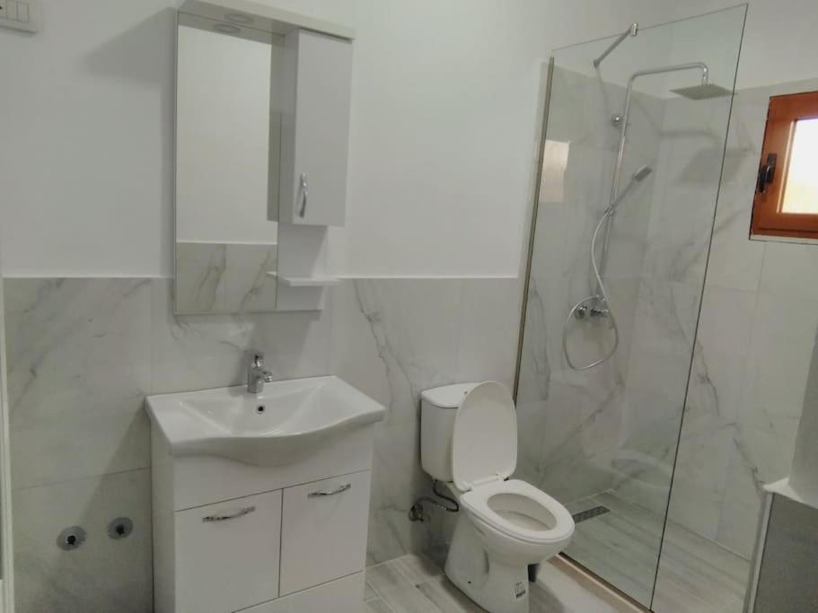 Villa Besnik, Rooms For Rent Vlorë Exterior foto