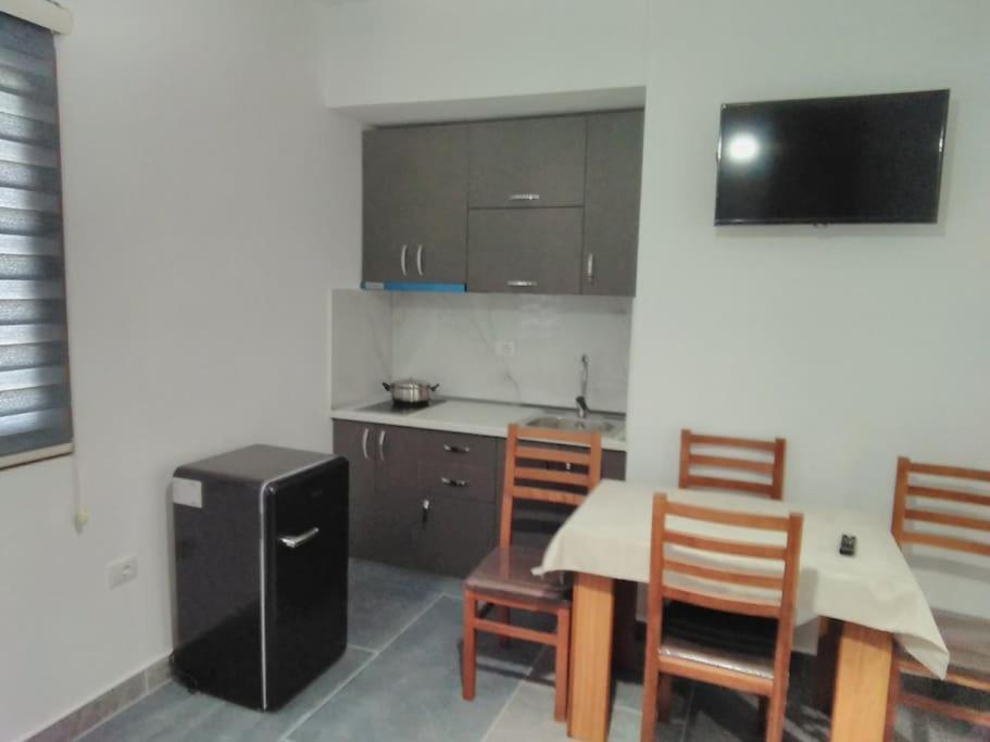 Villa Besnik, Rooms For Rent Vlorë Exterior foto