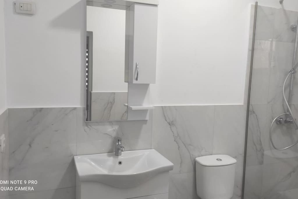 Villa Besnik, Rooms For Rent Vlorë Exterior foto