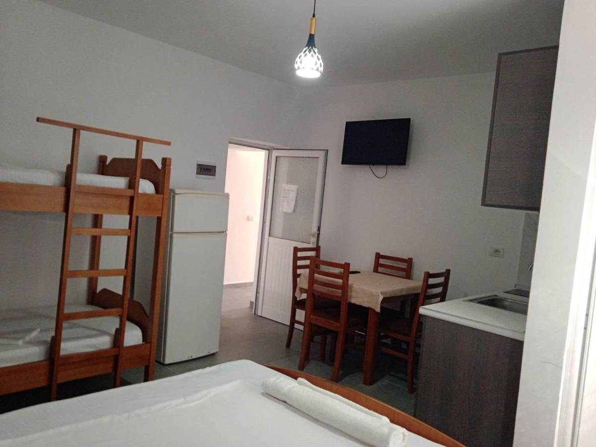 Villa Besnik, Rooms For Rent Vlorë Exterior foto