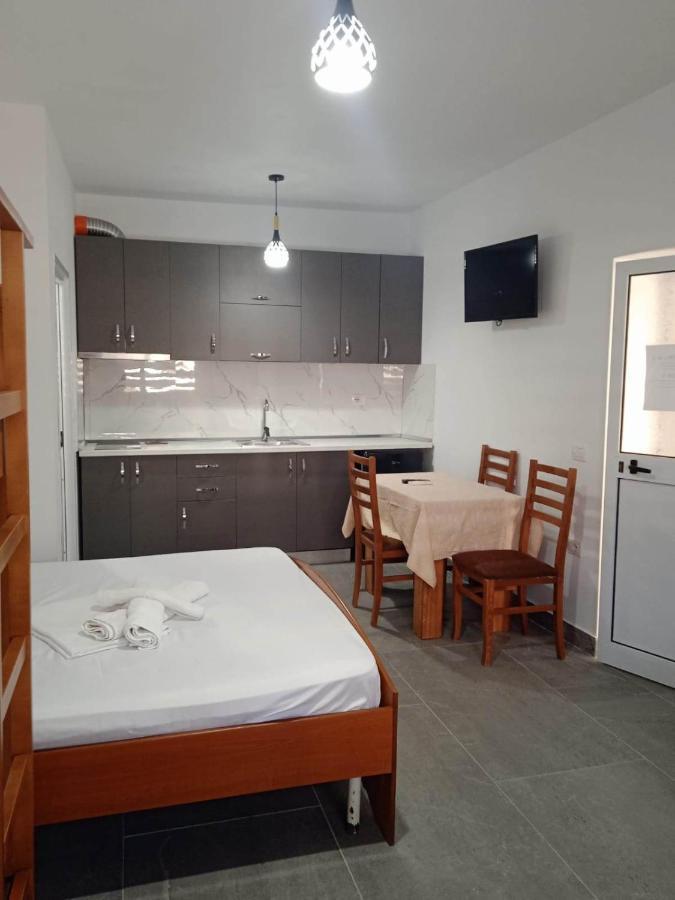 Villa Besnik, Rooms For Rent Vlorë Exterior foto